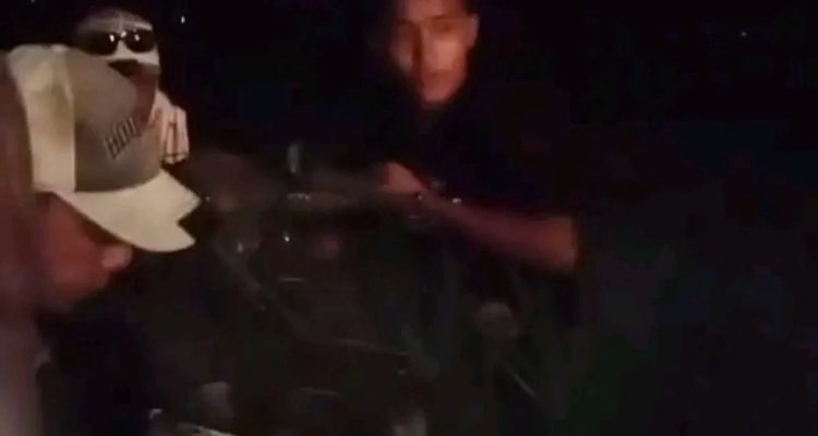 Motor Jatuh ke Sawah di Indramayu, Warga Langsung Lakukan Evakuasi
