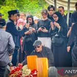 Musisi dan Rekan Selebriti Hadiri Pemakaman Vidi Aldiano