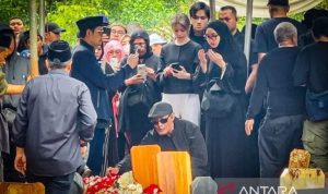 Musisi dan Rekan Selebriti Hadiri Pemakaman Vidi Aldiano