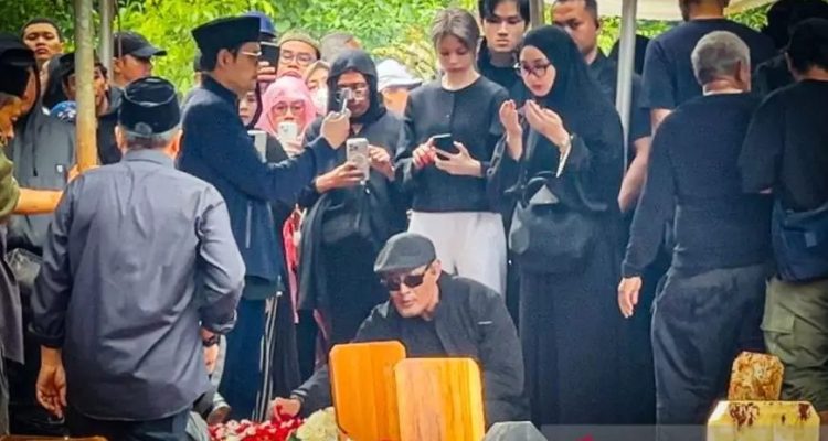 Musisi dan Rekan Selebriti Hadiri Pemakaman Vidi Aldiano