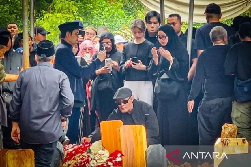 Musisi dan Rekan Selebriti Hadiri Pemakaman Vidi Aldiano