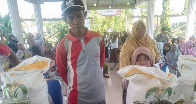 Pemerintah Desa Baleraja Bagikan Beras dan Minyak untuk 1.270 KPM