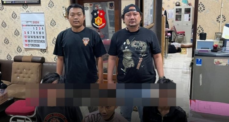 Garis polisi terpasang di lokasi kejadian pengeroyokan maut Jalan Jenderal Sudirman, Desa Mekarjati, Haurgeulis.