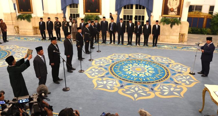 Prabowo melakukan perombakan kabinet, enam menteri baru dilantik