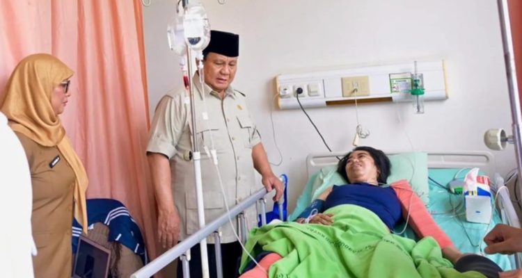 Prabowo Sambangi Korban Kecelakaan Kereta, Beri Dukungan dan Janji Perbaikan