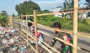 TNI Bersihkan TPS, Warga Desa Stop Buang Sampah