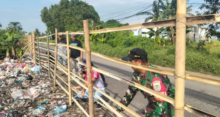 TNI Bersihkan TPS, Warga Desa Stop Buang Sampah