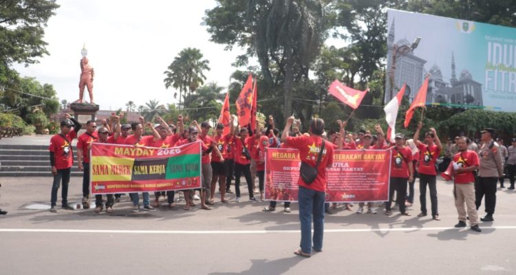 1. May Day: Aksi Buruh di Alun-Alun Kota Madiun 2. Unjuk Rasa SBMR Rayakan May Day di Alun-Alun Kota Madiun 3. Alun-Alun Kota Madiun Jadi Lokasi Aksi May Day SBMR