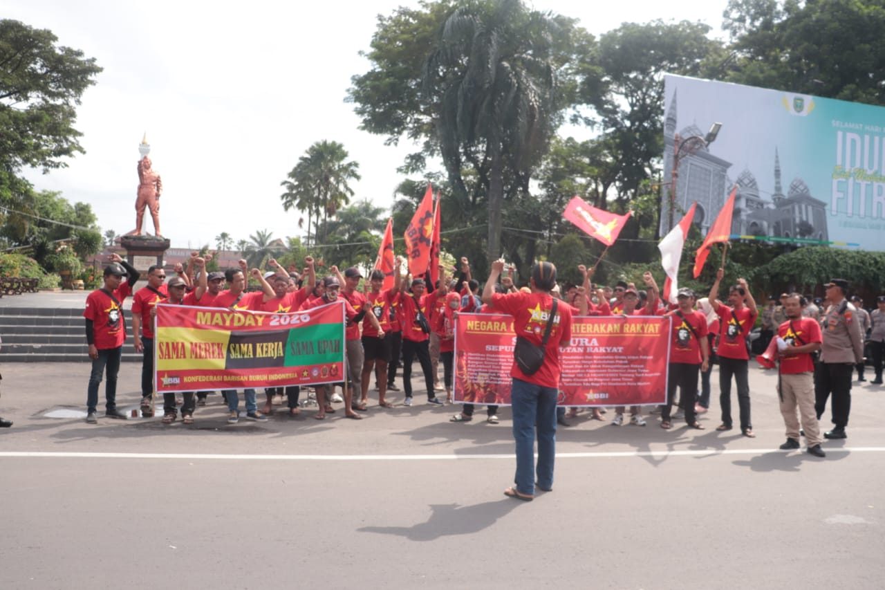 1. May Day: Aksi Buruh di Alun-Alun Kota Madiun 2. Unjuk Rasa SBMR Rayakan May Day di Alun-Alun Kota Madiun 3. Alun-Alun Kota Madiun Jadi Lokasi Aksi May Day SBMR