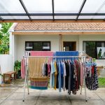 15 Desain Penutup Jemuran Belakang Rumah yang Tetap Terkena Sinar Matahari