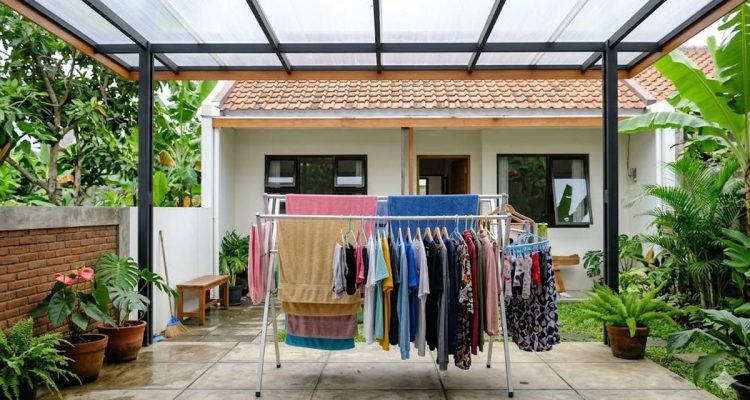15 Desain Penutup Jemuran Belakang Rumah yang Tetap Terkena Sinar Matahari