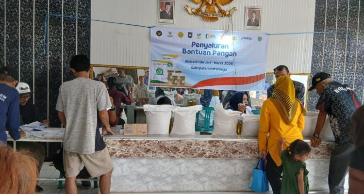 1.557 KPM Sukajati Terima Bantuan Beras Minyak Goreng