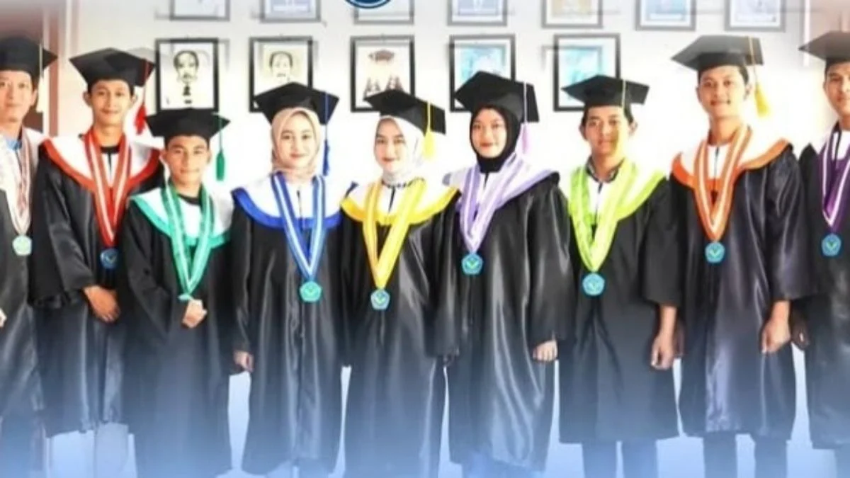 182 Lulusan Unwir Lulus: Rektor Tekankan Adaptasi Digital & Etika Industri