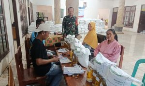 1.898 Keluarga Histeris Terima Bantuan: Bulog Jamin Beras & Minyak Goreng
