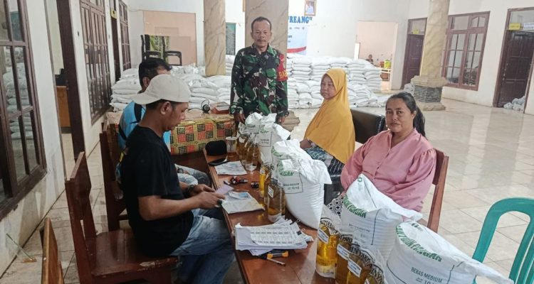 1.898 Keluarga Histeris Terima Bantuan: Bulog Jamin Beras & Minyak Goreng