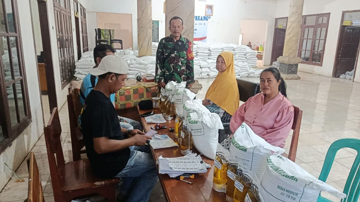 1.898 Keluarga Histeris Terima Bantuan: Bulog Jamin Beras & Minyak Goreng