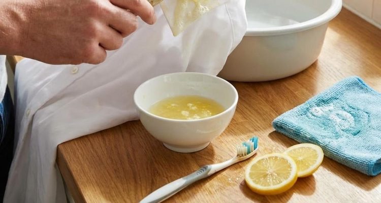 7 Cara Efektif Hilangkan Noda Keringat di Kerah Baju Hanya dengan Sampo