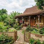 7 Inspirasi Rumah Kampung Bergaya Natural dengan Pagar Bambu dan Kayu