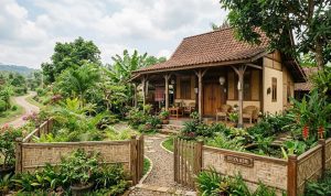 7 Inspirasi Rumah Kampung Bergaya Natural dengan Pagar Bambu dan Kayu