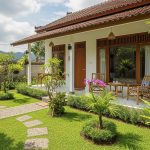 7 Inspirasi Rumah Sederhana dengan Pemandangan Taman Hijau yang Asri