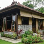 8 Contoh Rumah Desa Sejuk dengan Taman Samping dan Dinding Semi Terbuka untuk Hunian Pensiun