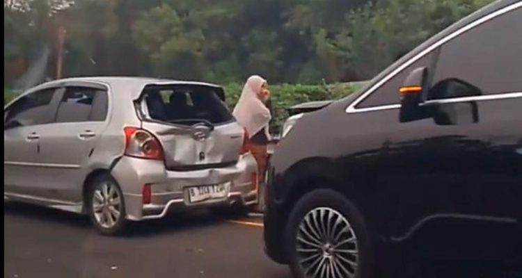 8 Kendaraan Terlibat Kecelakaan Beruntun di Tol Jagorawi KM 19