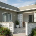 8 Pilihan Warna Cat Dinding Luar Rumah dengan Aksen Roster Putih untuk Tampilan Hunian yang Elegan