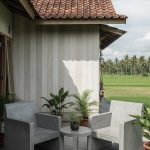 9 Desain Teras Rumah Desa Nyaman dengan Kursi Cor Minimalis