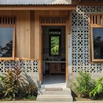 9 Inspirasi Rumah Desa Kombinasi Kayu dan Roster untuk Hunian Sejuk dan Estetik