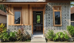 9-inspirasi-rumah-desa-kombinasi-kayu-dan-roster-untuk-hunian-sejuk-dan-estetik-43571 9 Inspirasi Rumah Desa Kombinasi Kayu dan Roster untuk Hunian Sejuk dan Estetik