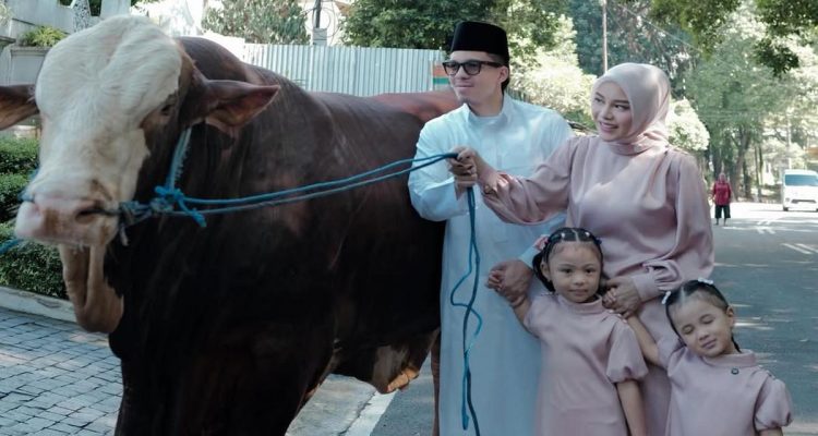 Ada Atta Halilintar Hingga Irfan Hakim, 6 Artis Ini Pose Bareng Hewan Kurban Idul Adha 202...