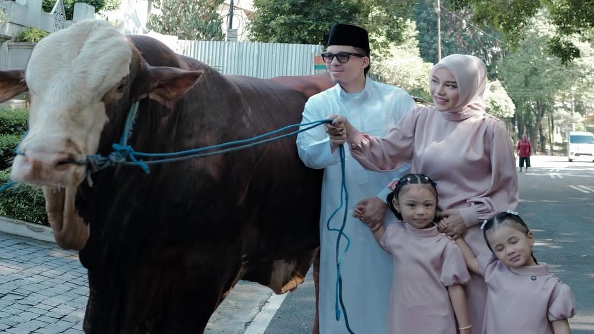 Ada Atta Halilintar Hingga Irfan Hakim, 6 Artis Ini Pose Bareng Hewan Kurban Idul Adha 202...
