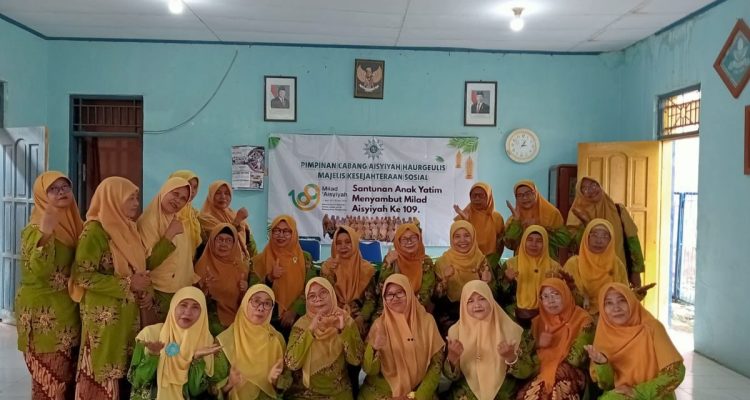 Aisyiyah Haurgeulis Santuni Anak Yatim di Milad ke-109