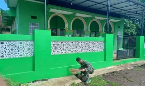 Aksi Bersih-Bersih Masjid Nurul Jannah dalam TMMD Kodim 0820 Probolinggo di Dusun Klagin
