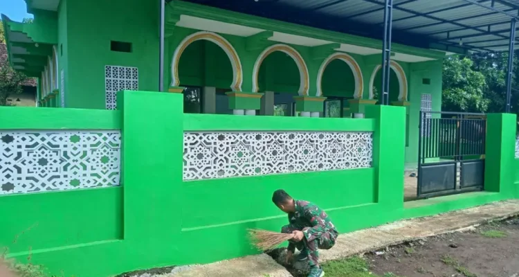 Aksi Bersih-Bersih Masjid Nurul Jannah dalam TMMD Kodim 0820 Probolinggo di Dusun Klagin