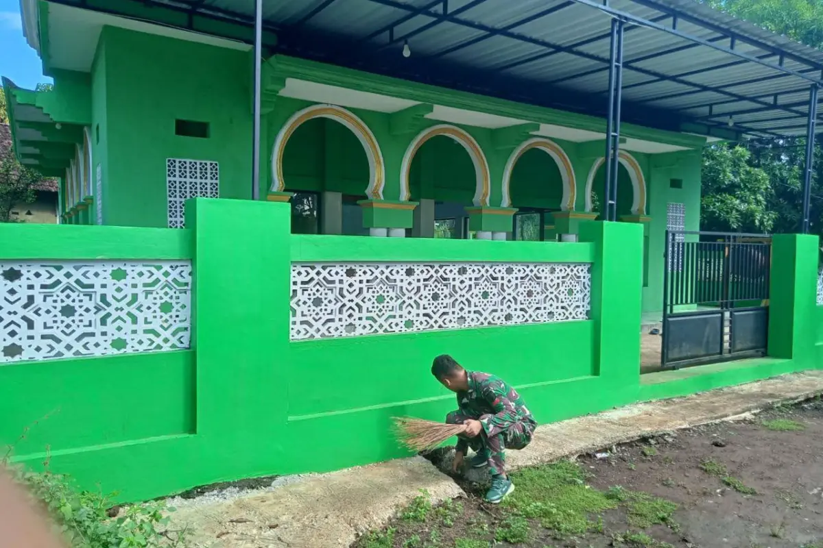 Aksi Bersih-Bersih Masjid Nurul Jannah dalam TMMD Kodim 0820 Probolinggo di Dusun Klagin