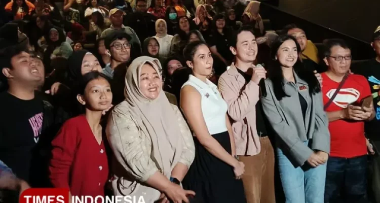 Aksi Emosional Warnai Nobar Penerbangan Terakhir di CGV BG Junction Surabaya