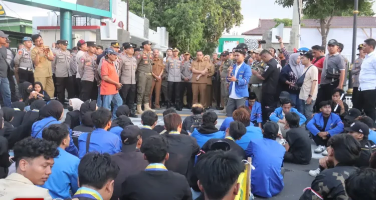 Aksi PMII dan BEM Probolinggo: Soroti Isu Andri Yunus dan Kesejahteraan Guru