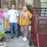 Anggota DPRD Gresik Berikan Gerobak dan Tong Sampah untuk Warga