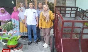 Anggota DPRD Gresik Berikan Gerobak dan Tong Sampah untuk Warga