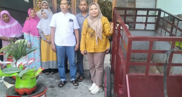 Anggota DPRD Gresik Berikan Gerobak dan Tong Sampah untuk Warga