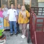 Anggota DPRD Gresik Berikan Gerobak dan Tong Sampah untuk Warga