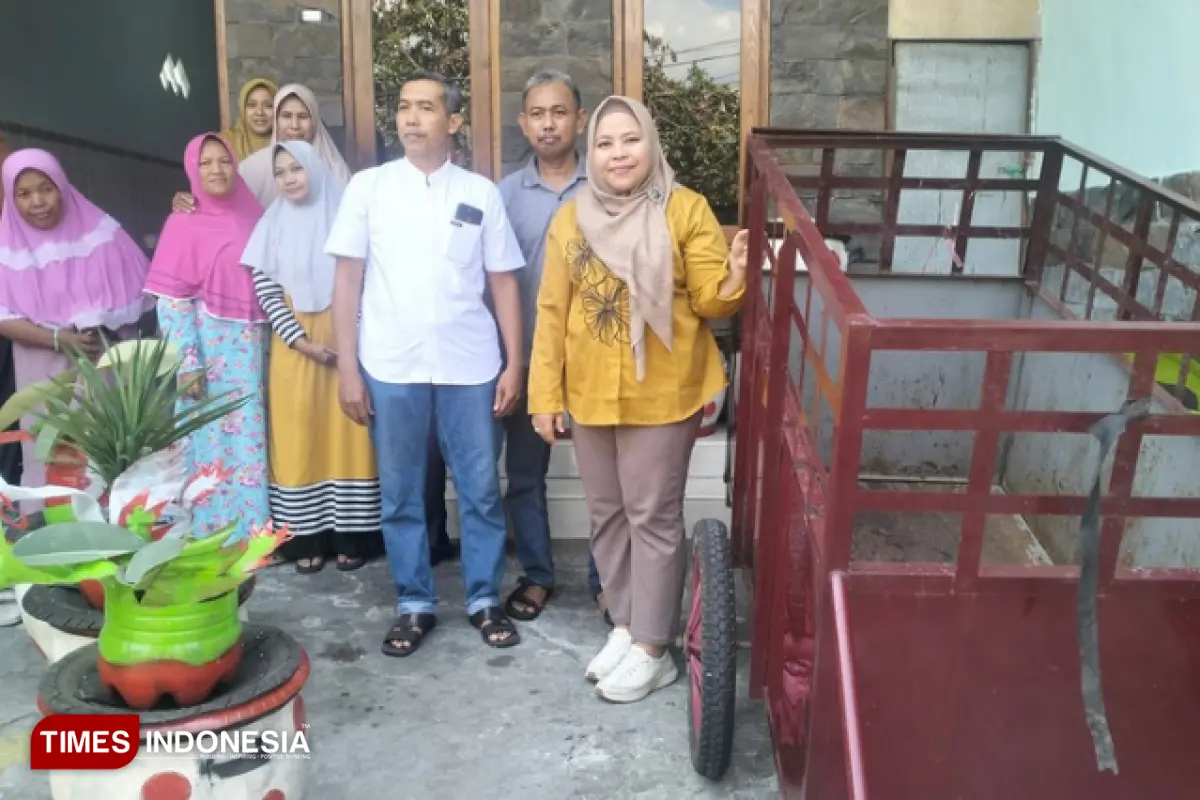 Anggota DPRD Gresik Berikan Gerobak dan Tong Sampah untuk Warga