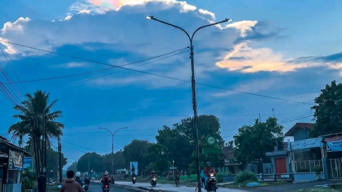 Awan Pelangi Langka Muncul di Indramayu, Mengagumkan Warga Sejak Pagi