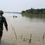 Babinsa Ade Widarya Bantu Pencarian Korban Tenggelam di Waduk Cipancuh