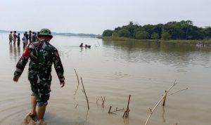 Babinsa Ade Widarya Bantu Pencarian Korban Tenggelam di Waduk Cipancuh