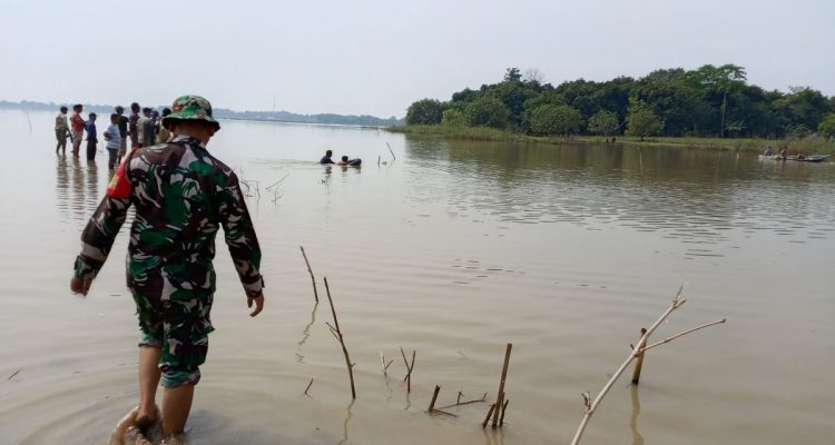 Babinsa Ade Widarya Bantu Pencarian Korban Tenggelam di Waduk Cipancuh