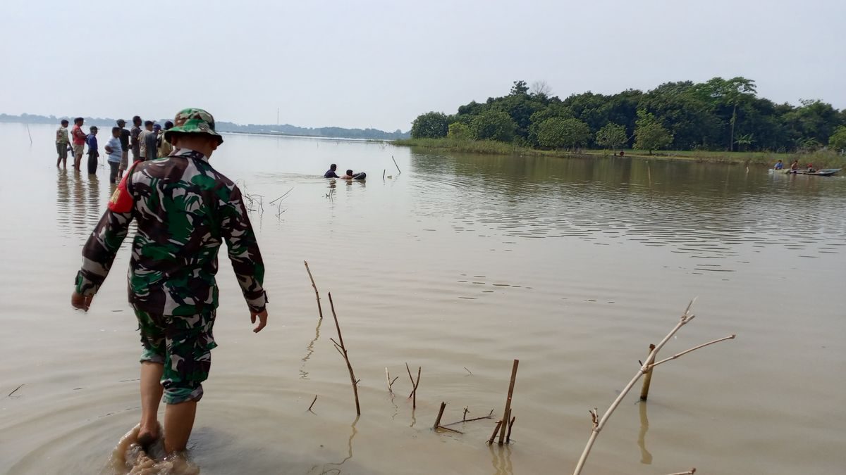 Babinsa Ade Widarya Bantu Pencarian Korban Tenggelam di Waduk Cipancuh