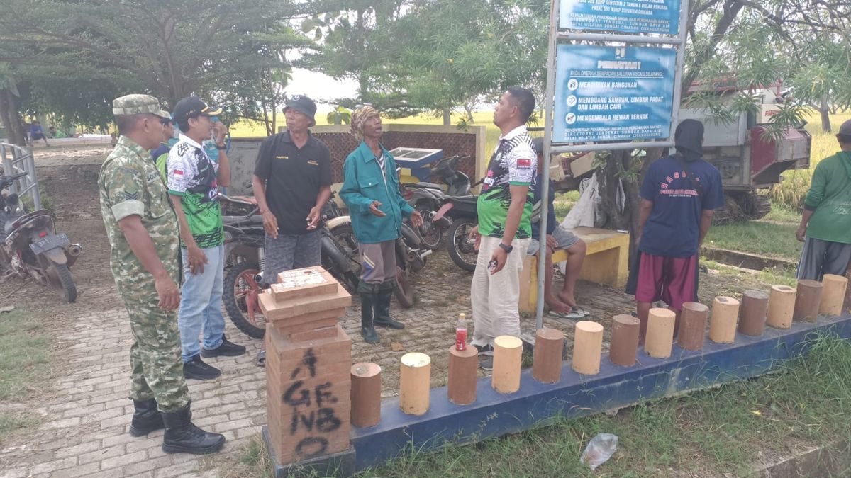 Babinsa Cikedunglor Kawal Panen Raya untuk Ketahanan Pangan
