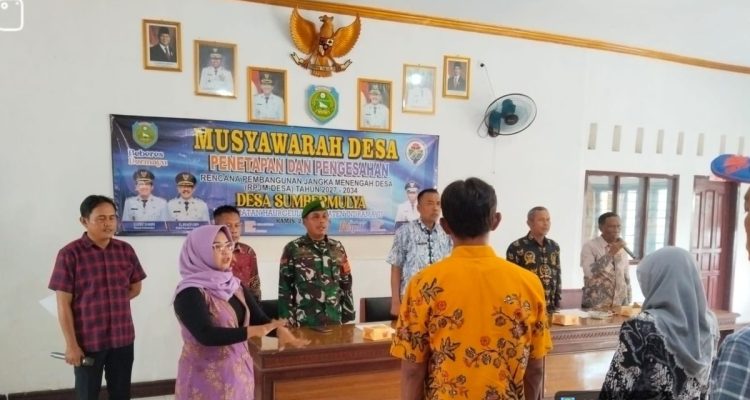 Babinsa Koptu Apih Kawal RPJM Desa Sumbermulya, Cegah Anggaran Bocor